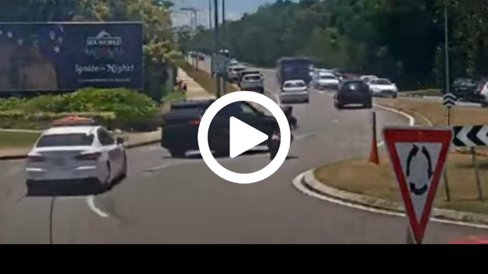 VIDEO: SUV κοπανάει μηχανόβιο σε κόμβο και θέλει και τα ρέστα!!!